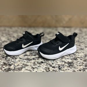 Nike Toddler Black and White Tennis Shoes